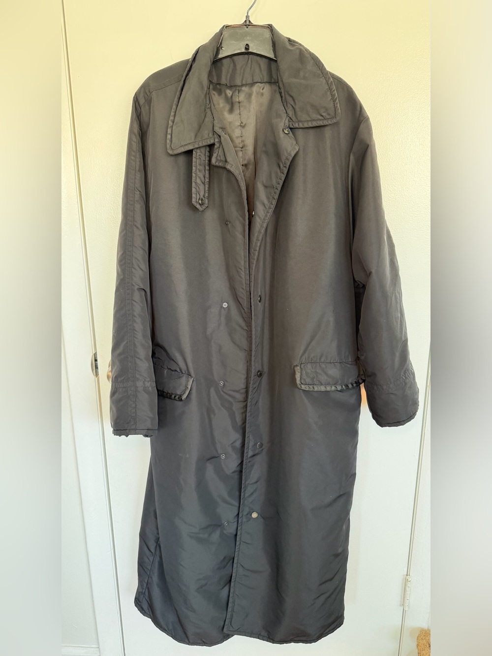 Ushatáva Classic Black Trenchcoat, Size Small